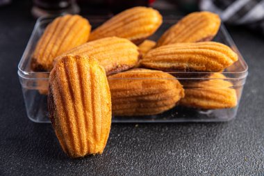 Fransız tatlı bisküvisi Madeleine tatlı yemek atıştırmalığı masanın üzerinde fotokopi uzayı yiyecek arka plan kırsal manzarası