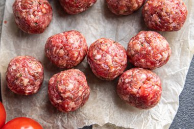 Taze köfteler çiğ et domuz eti, kuzu eti, kuzu köftesi masada atıştırmalık yemek fotokopi uzay yemeği arka plan kırsal manzarası