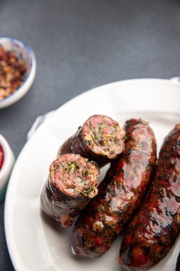 Etli sosis yeşil ot taze domuz eti, tavuk yemeği aperatifi masada fotokopi uzayı arka plan kırsal manzarası