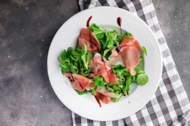 Jamon salatası taze sağlıklı yemek aperatifleri masanın üzerinde fotokopi alanı arka plan kırsal manzarası