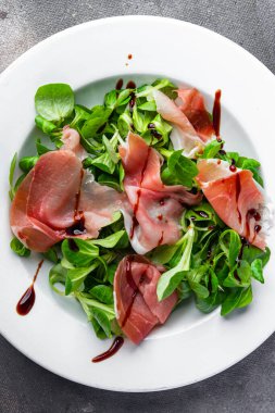 Jamon salatası taze sağlıklı yemek aperatifleri masanın üzerinde fotokopi alanı arka plan kırsal manzarası