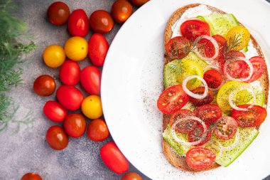 Domatesli sandviç, domates salatası, sağlıklı yemek atıştırmalıkları, fotokopi masasının üstünde.
