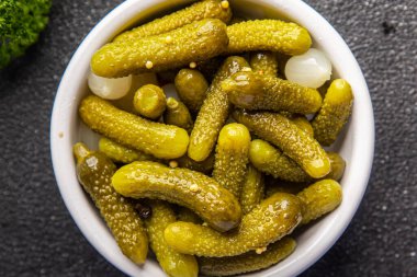 Salatalık turşusu salatalık turşusu. Sebzeli sebze yemeği. Arka plandaki uzay yiyeceklerinin fotokopisini çek.