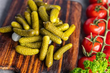 Salatalık turşusu salatalık turşusu. Sebzeli sebze yemeği. Arka plandaki uzay yiyeceklerinin fotokopisini çek.