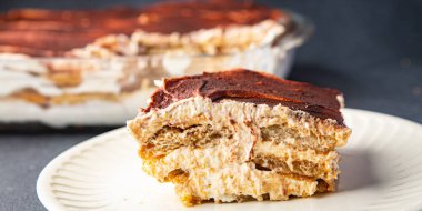 Tiramisu savoiardi, mascarpone, amaretto tatlı tatlı tatlı yemek abur cuburu masanın üzerinde 