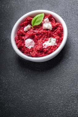 Baharatlı ızgara pancar salatası sebze rendelenmiş taze atıştırmalık atıştırmalıklar masanın üzerinde fotokopi alanı arka plan görüntüsü