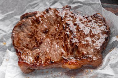 Kızarmış et bifteği ızgara ızgara ızgara yemek abur cuburu fotokopi masasında.