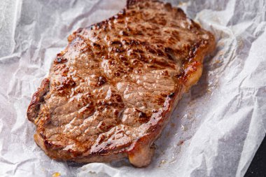 Kızarmış et bifteği ızgara ızgara ızgara yemek abur cuburu fotokopi masasında.