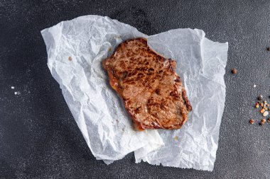 Kızarmış et bifteği ızgara ızgara ızgara yemek abur cuburu fotokopi masasında.