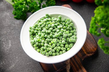 Yeşil bezelye dondurulmuş taze sebze. Masada sağlıklı yemek. Fotokopi masası. 