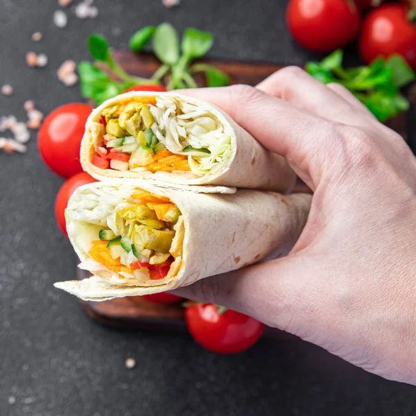Kebab Envolver Verduras Vegetarianas Relleno Comida Sana Fresca Bocadillo Mesa —  Fotos de Stock