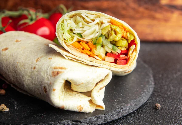 Kebab Envolver Verduras Vegetarianas Relleno Comida Sana Fresca Bocadillo Mesa —  Fotos de Stock