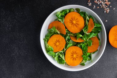 Hurma salatası yeşil marul salatası salata taze yemek atıştırmalığı masanın üzerinde fotokopi uzayı arka plan rustik üst görüş keto veya paleo vejetaryen vejetaryen 