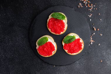 Kırmızı havyarlı sandviç aperatifi ya da antipatik deniz ürünleri taze sağlıklı yemek atıştırmalıkları fotokopi çekilen uzay yiyeceklerinin arka plan kırsal manzarası.