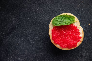 Kırmızı havyarlı sandviç aperatifi ya da antipatik deniz ürünleri taze sağlıklı yemek atıştırmalıkları fotokopi çekilen uzay yiyeceklerinin arka plan kırsal manzarası.