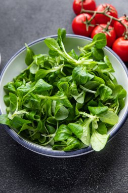 Mısır salatası yeşil yapraklar taze sağlıklı yemek aperatifleri masanın üzerinde fotokopi alanı arka plan kırsal üst görüş keto veya paleo diyet