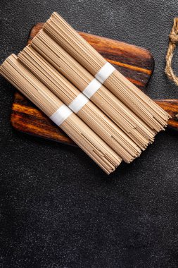 Çiğ karabuğday eriştesi soba Asya aperatifi masada sağlıklı yemek atıştırmalığı fotokopi alanı arka plan kırsal manzarası