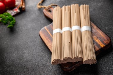 Çiğ karabuğday eriştesi soba Asya aperatifi masada sağlıklı yemek atıştırmalığı fotokopi alanı arka plan kırsal manzarası