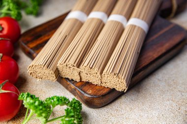 Çiğ karabuğday eriştesi soba Asya aperatifi masada sağlıklı yemek atıştırmalığı fotokopi alanı arka plan kırsal manzarası