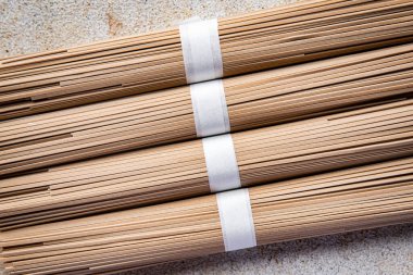 Çiğ karabuğday eriştesi soba Asya aperatifi masada sağlıklı yemek atıştırmalığı fotokopi alanı arka plan kırsal manzarası