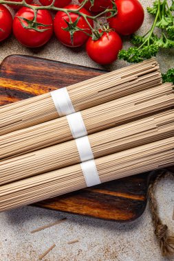 Çiğ karabuğday eriştesi soba Asya aperatifi masada sağlıklı yemek atıştırmalığı fotokopi alanı arka plan kırsal manzarası