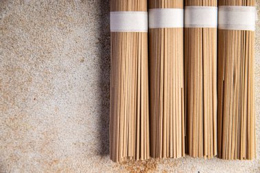 Çiğ karabuğday eriştesi soba Asya aperatifi masada sağlıklı yemek atıştırmalığı fotokopi alanı arka plan kırsal manzarası