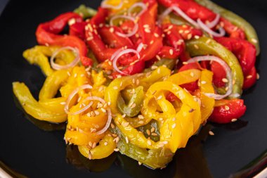 Çan biberi salatası baharatlı sebze dilimi, atıştırmalık sağlıklı yemek abur cuburları fotokopi masasında arka plan kırsal manzarası