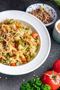 yeşil fasulye, havuç, fasulye, tonga fasulyesi, yeşil bezelye vejetaryen sebze vejetaryen Asya yemeği masada fotokopi uzay yiyecek arka plan kırsal üst görünüm