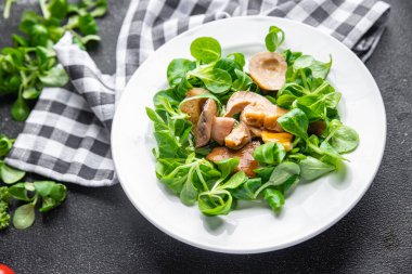 Mantar salatası dilimlenmiş atıştırmalık yemek masanın üzerinde fotokopi alanı arka plan kırsal manzarası 