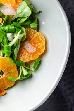 Turunçgil salatası mandalinası yeşil biyo-ürün sağlıklı yemek aperatifleri masanın üzerinde fotokopi uzayı arka plan kırsal üst görüş keto veya paleo diyet vejetaryen veya vejetaryen gıda