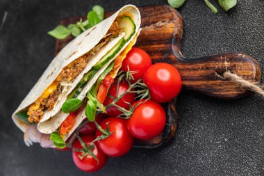 Taco aperatifli kebap et, sebze, marul domuz, kuzu eti, hindi yemeği fotokopi masasında.