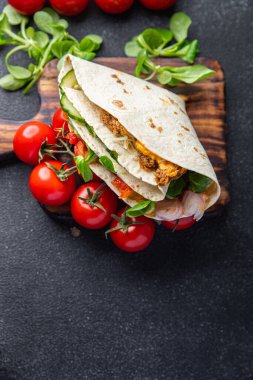 Taco aperatifli kebap et, sebze, marul domuz, kuzu eti, hindi yemeği fotokopi masasında.