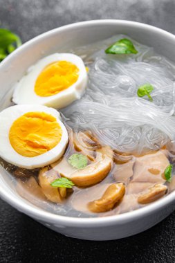 Pho Bo Asya çorbası pirinç eriştesi, yumurta, mantar yemek abur cuburu fotokopi masasında.