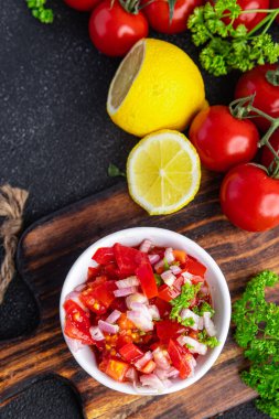 Salsa domates baharatlı geleneksel yemek. Masada taze yemek. Fotokopi alanı arka plan yiyecek.