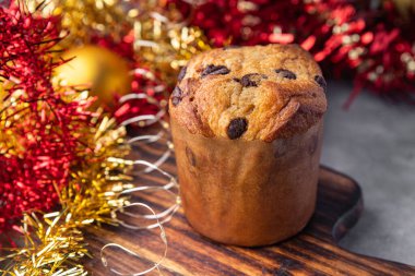 Panettone tatlı Noel tatlısı geleneksel paskalya pastası pişirme taze sağlıklı yemek atıştırmalıkları masanın üzerinde fotokopi uzay yemeği arka plan kırsal üst görünüm