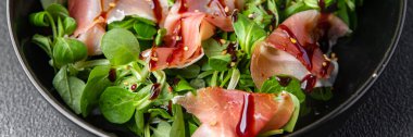 Salata, jambon, jambon, taze sağlıklı yemek, masanın üzerinde fotokopi, arka plan, kırsal alan manzarası.