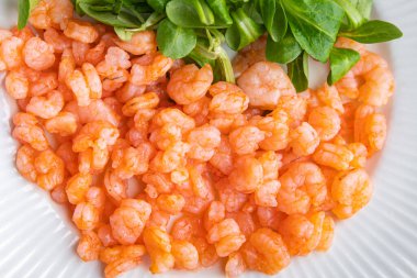 Küçük karides, baharatlı karides, deniz ürünleri, taze yemek, masanın üstünde fotokopi, arka plan, kırsal alan manzarası.