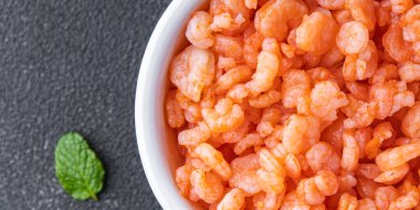 Küçük karides, baharatlı karides, deniz ürünleri, taze yemek, masanın üstünde fotokopi, arka plan, kırsal alan manzarası.