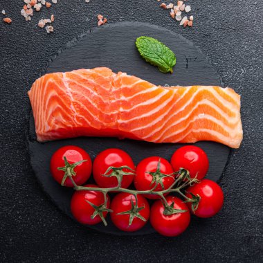 somon balığı fileto taze çiğ deniz ürünleri sağlıklı yemek atıştırmalıkları masanın üzerinde fotokopi uzayı arka plan kırsal manzarası