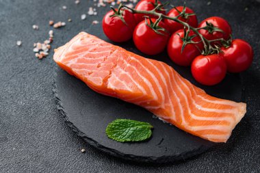 somon balığı fileto taze çiğ deniz ürünleri sağlıklı yemek atıştırmalıkları masanın üzerinde fotokopi uzayı arka plan kırsal manzarası