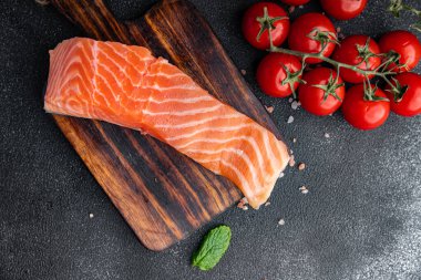 somon balığı fileto taze çiğ deniz ürünleri sağlıklı yemek atıştırmalıkları masanın üzerinde fotokopi uzayı arka plan kırsal manzarası