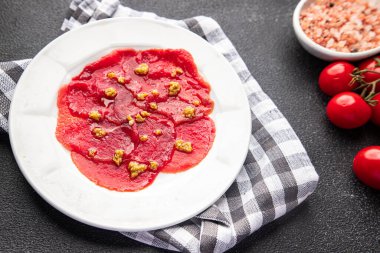 Carpaccio çiğ et, baharat iştah açıcı zeytin, sığır eti ince dilimler masada taze sağlıklı yemek atıştırmalığı fotokopi uzayı arka plan kırsal manzarası