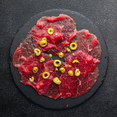 Carpaccio çiğ et, baharat iştah açıcı zeytin, sığır eti ince dilimler masada taze sağlıklı yemek atıştırmalığı fotokopi uzayı arka plan kırsal manzarası