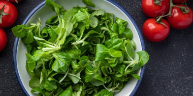 Taze yeşil salata mache masada sağlıklı yemek atıştırmalığı bırakır. 