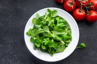 Taze yeşil salata mache masada sağlıklı yemek atıştırmalığı bırakır. 