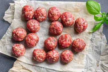 Çiğ köfte et, domuz eti, kuzu köftesi masada atıştırmalık yemek fotokopi uzay yemeği arka plan kırsal manzarası