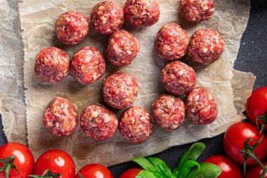 Çiğ köfte et, domuz eti, kuzu köftesi masada atıştırmalık yemek fotokopi uzay yemeği arka plan kırsal manzarası