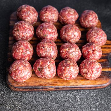 Çiğ köfte et, domuz eti, kuzu köftesi masada atıştırmalık yemek fotokopi uzay yemeği arka plan kırsal manzarası