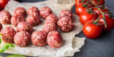 Çiğ köfte et, domuz eti, kuzu köftesi masada atıştırmalık yemek fotokopi uzay yemeği arka plan kırsal manzarası