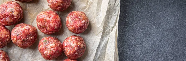 Çiğ köfte et, domuz eti, kuzu köftesi masada atıştırmalık yemek fotokopi uzay yemeği arka plan kırsal manzarası